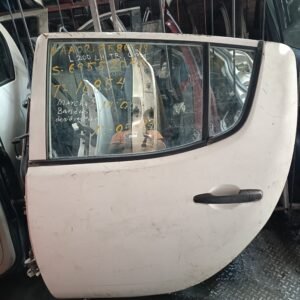 Puerta trasera izquierda Mitsubishi L200 2015