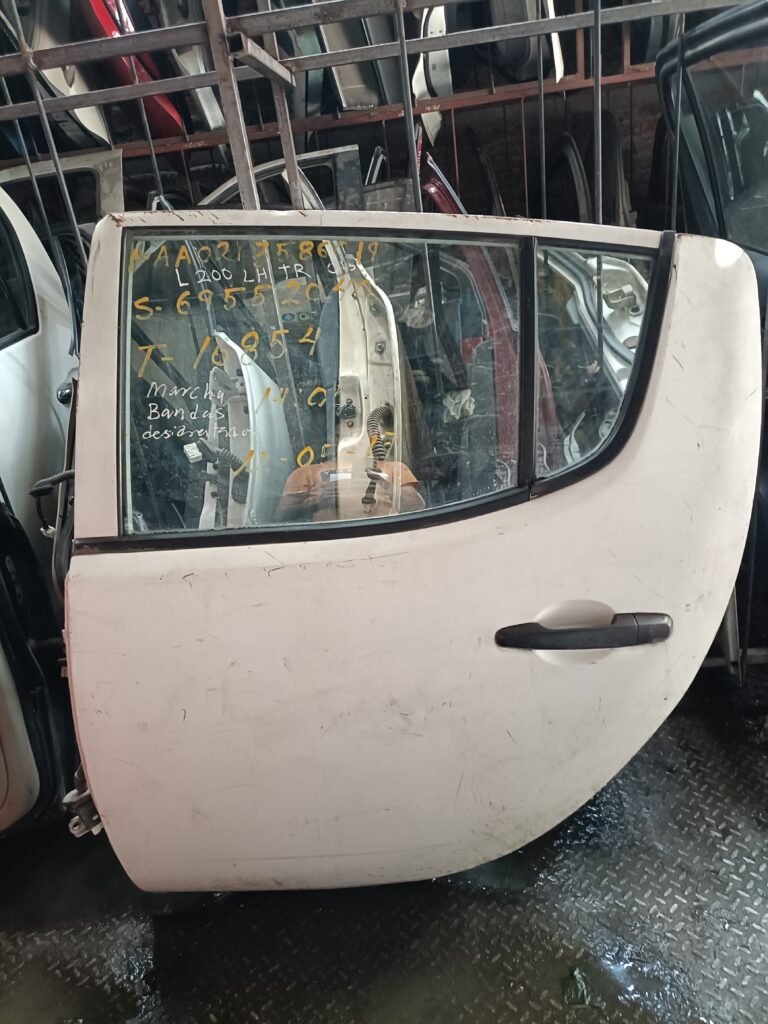 Puerta trasera izquierda Mitsubishi L200 2015