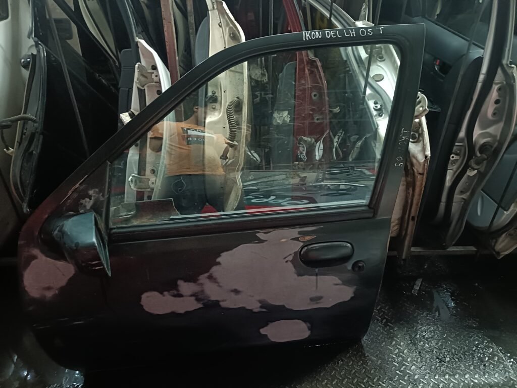 Puerta delantera izquierda Ford Ikon 2005