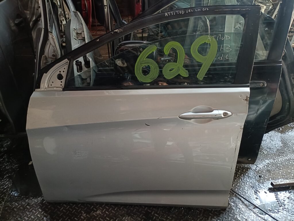 Puerta delantera izquierda Dodge Atittud 2013