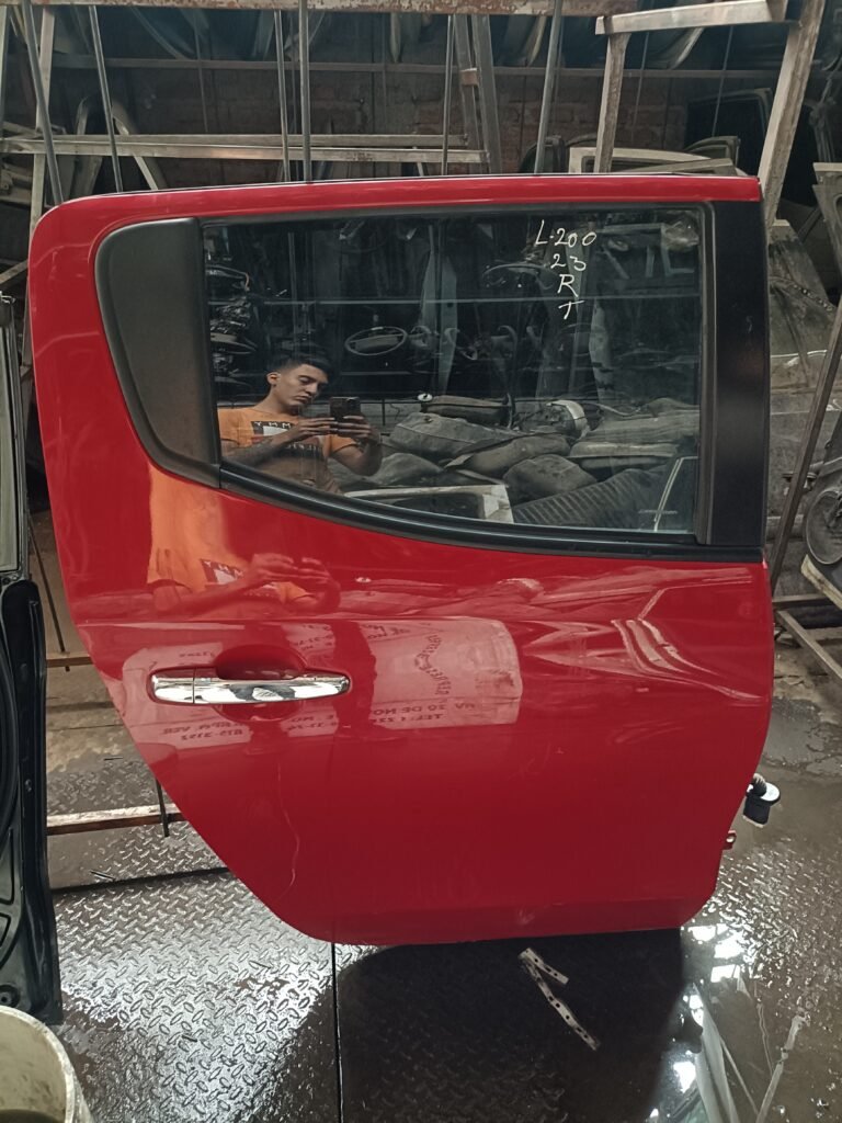 Puerta trasera derecha Mitsubishi L200 2023