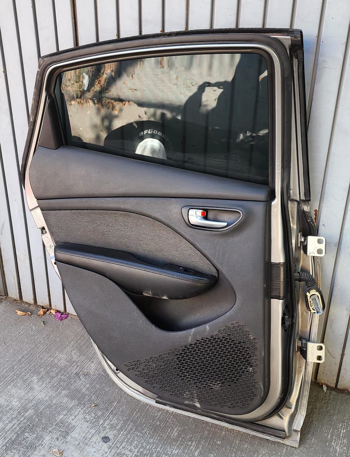 WhatsApp Image 2026-06-13 at 1.02.55 PM (2) Puerta tracera izquierda Dodge dart 2013/2016 - Image 3