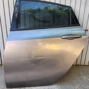 Puerta tracera izquierda Dodge dart 2013/2016