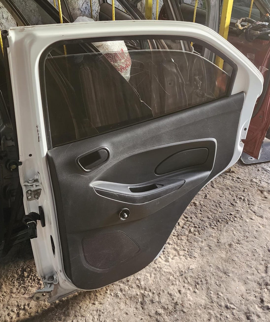 WhatsApp Image 2026-06-13 at 1.05.53 PM (2) Puerta tracera derecha Completa Ford figo 2016/2024 - Image 2