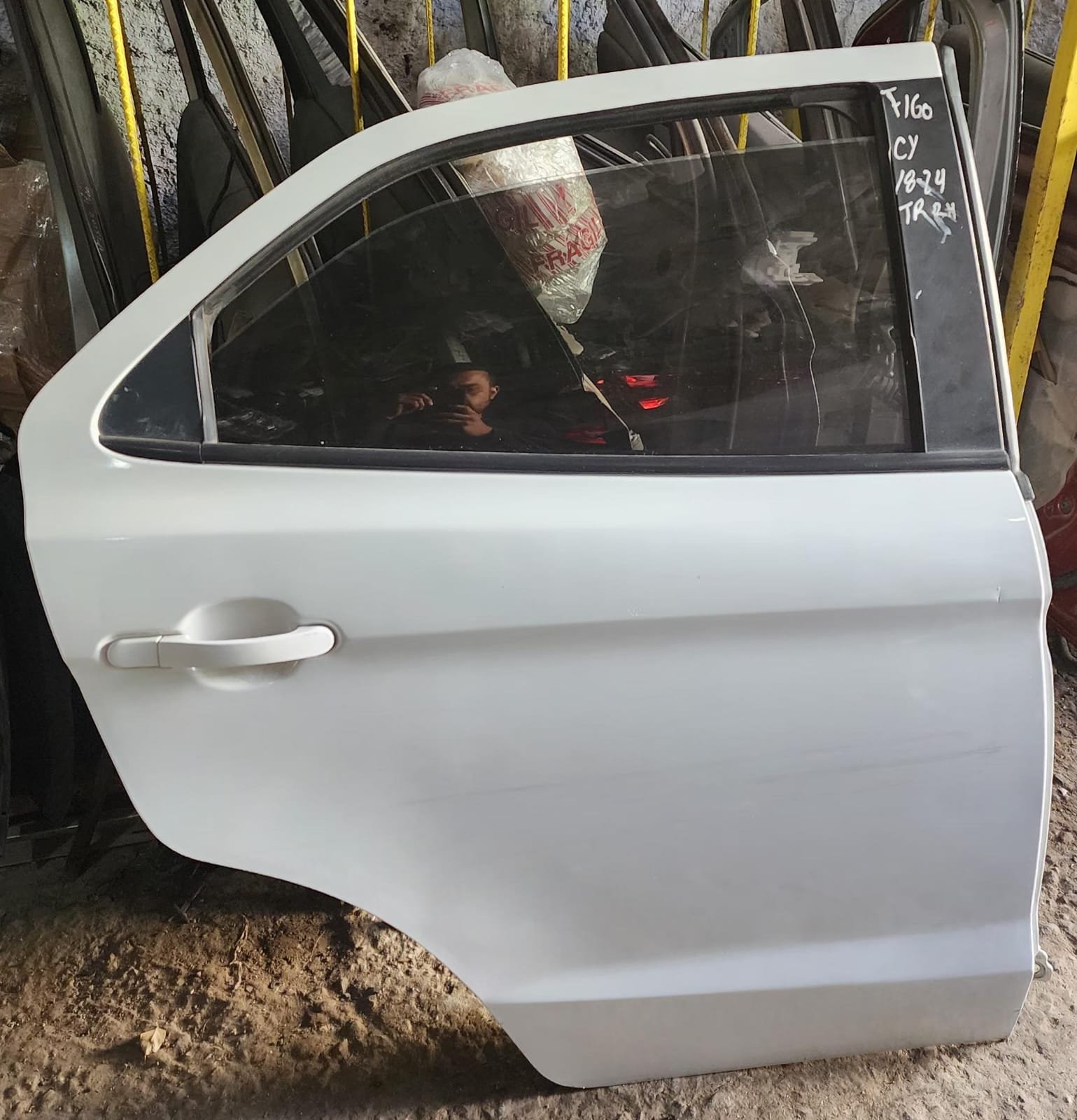 WhatsApp Image 2026-06-13 at 1.05.53 PM Puerta tracera derecha Completa Ford figo 2016/2024