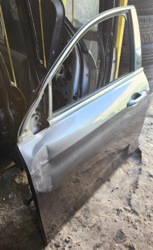 Puerta delantera izquierda Completa detalles Dodge neon 2017/2020