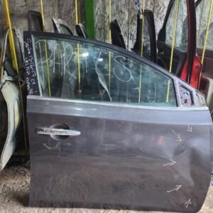 Puerta delantera derecha detalle Nissan sentra 2014/2017