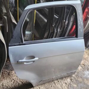 Puerta tracera izquierda Completa detalle Dodge vision 2015/2020