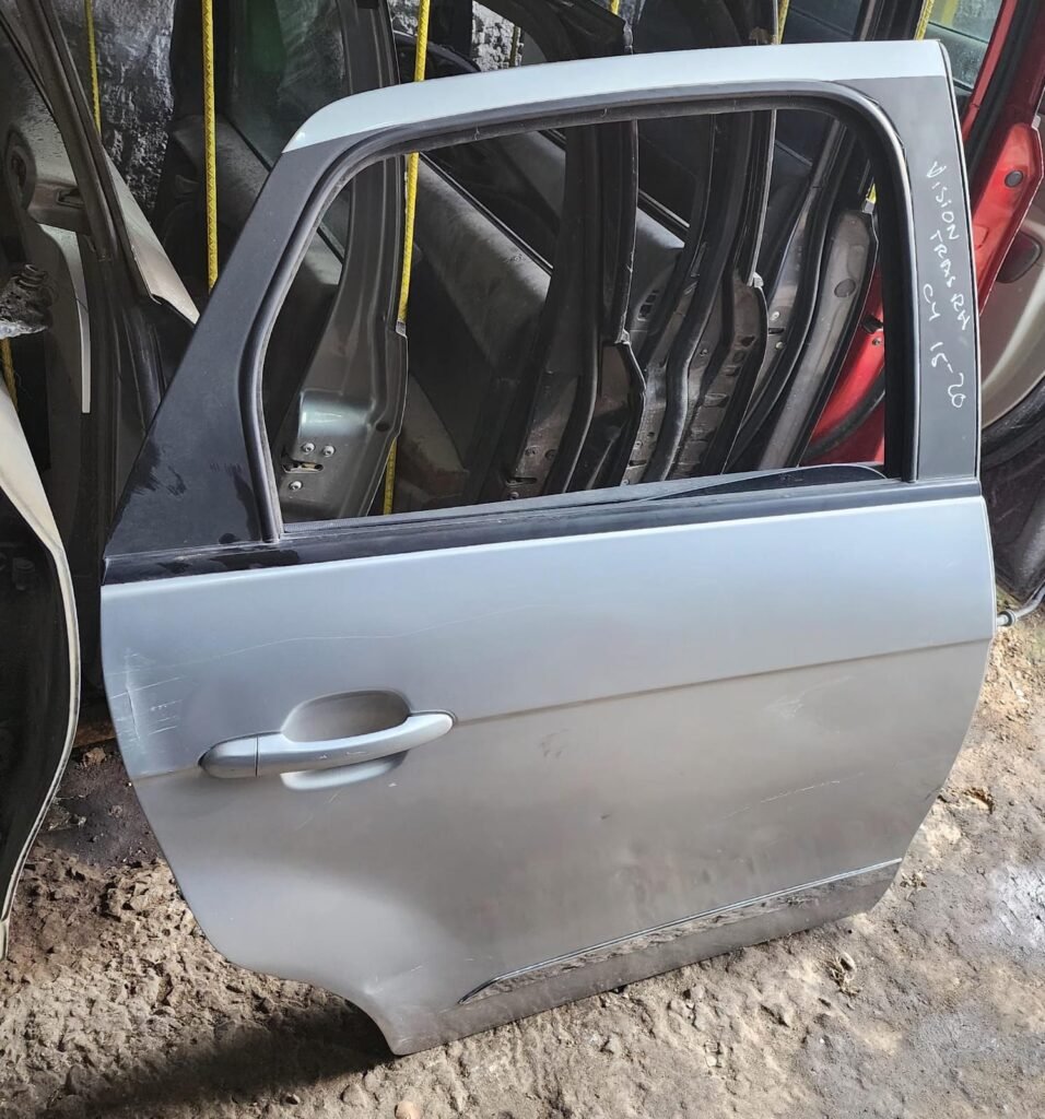 Puerta tracera izquierda Completa detalle Dodge vision 2015/2020