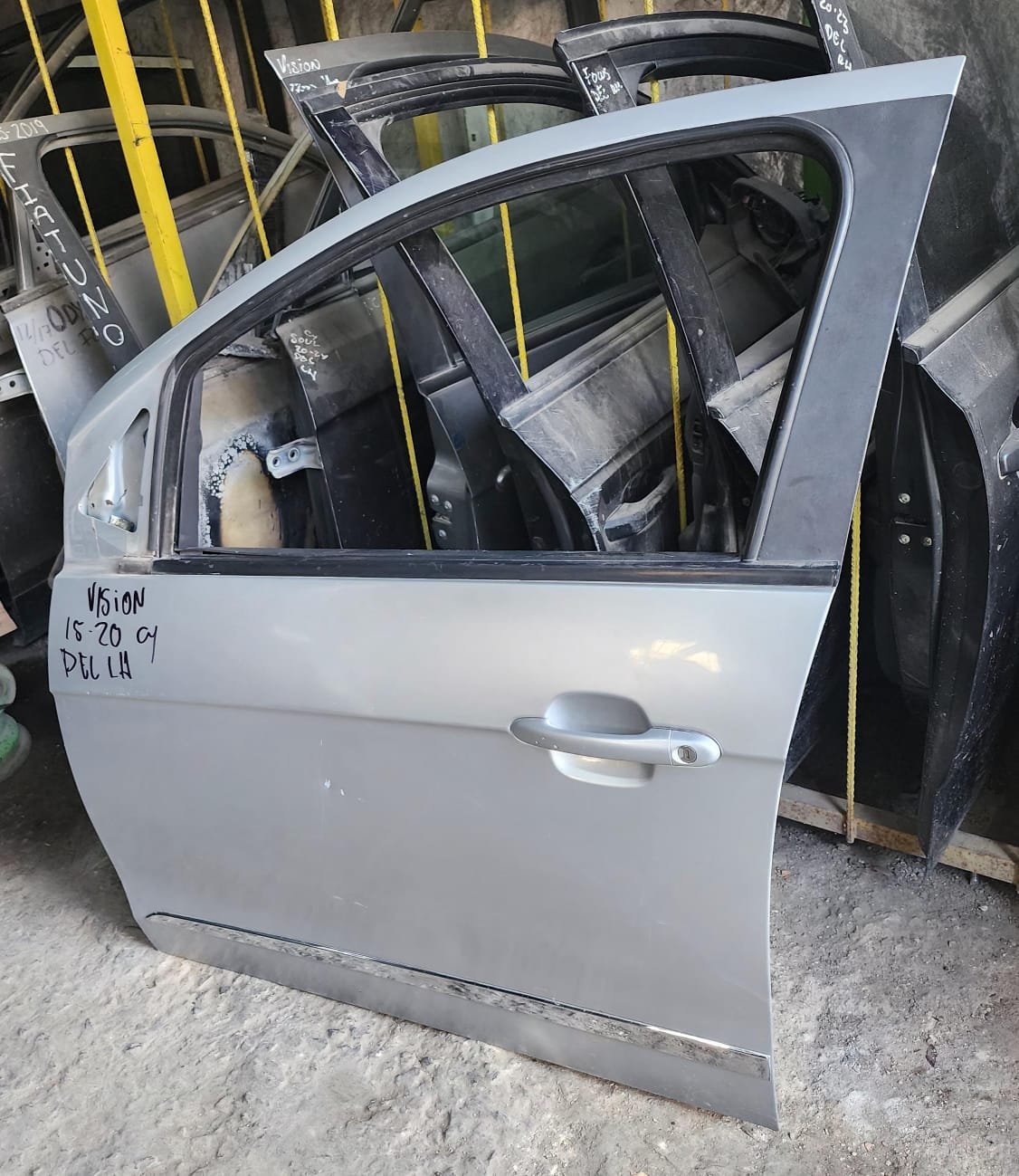 WhatsApp Image 2026-06-13 at 1.17.18 PM (3) Puerta delantera izquierda Completa Dodge vision 2015/2020 - Image 3