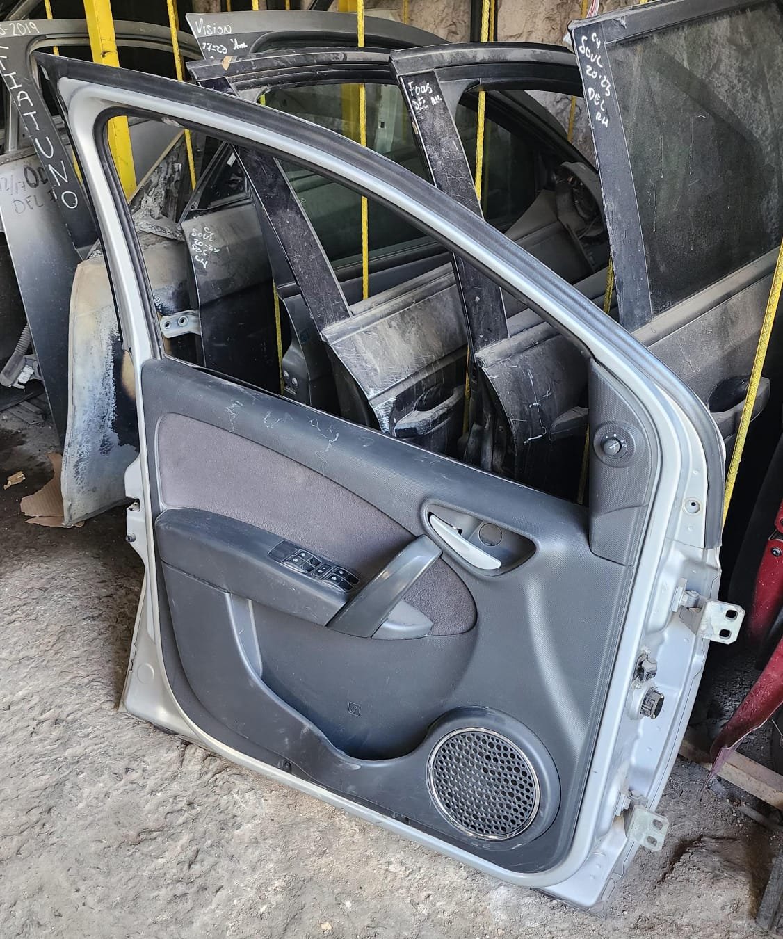 WhatsApp Image 2026-06-13 at 1.17.18 PM Puerta delantera izquierda Completa Dodge vision 2015/2020 - Image 6