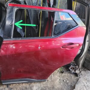 Puerta travera izquierda detalle Nissan kicks 2017/2022