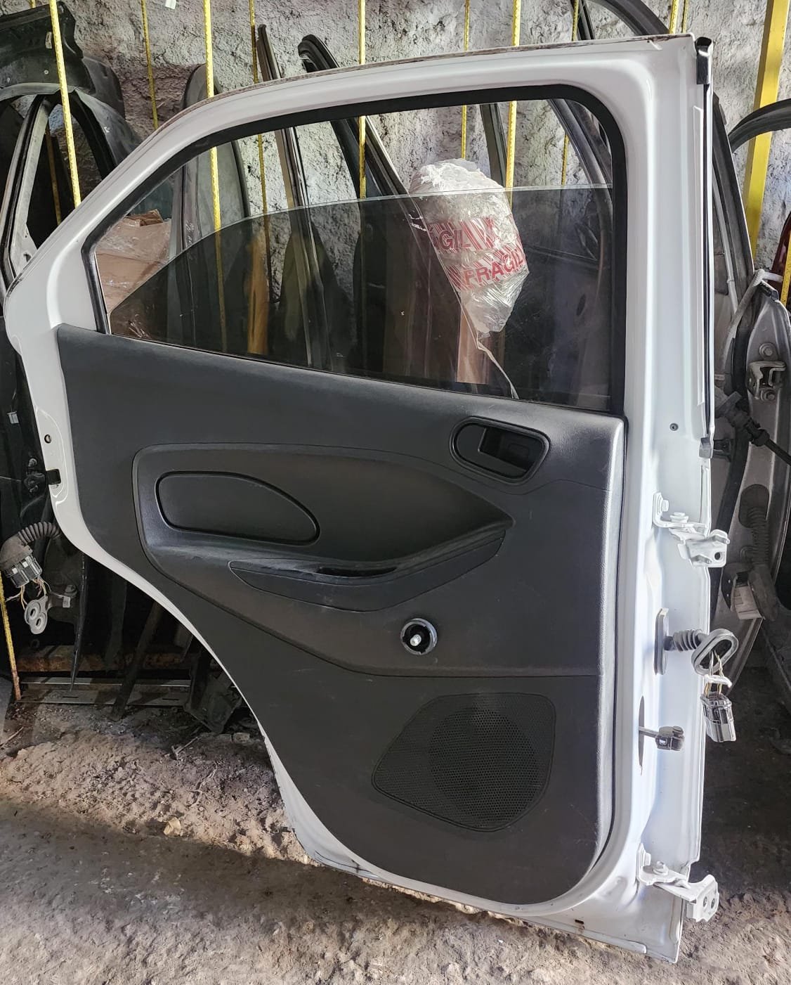WhatsApp Image 2026-06-13 at 1.28.09 PM (1) Puerta tracera izquierda Completa Ford figo 2016/2024 - Image 4