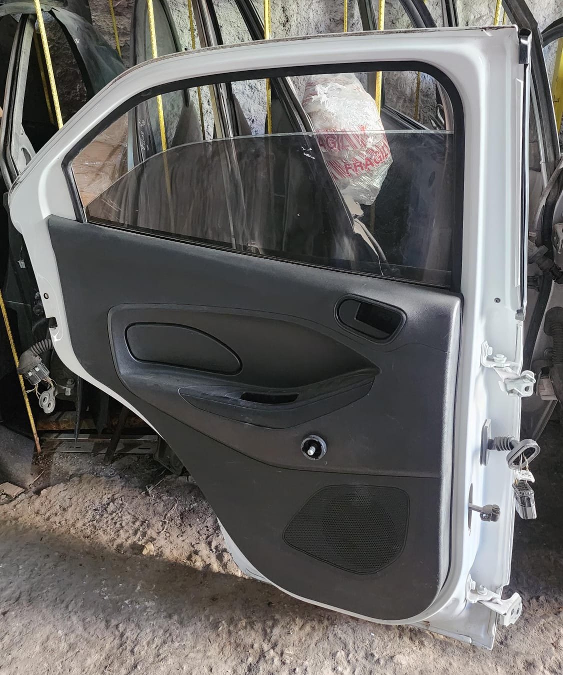 WhatsApp Image 2026-06-13 at 1.28.09 PM (2) Puerta tracera izquierda Completa Ford figo 2016/2024 - Image 3