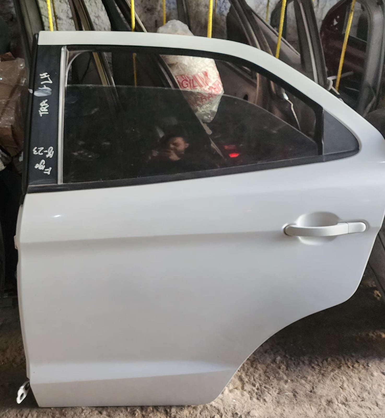 WhatsApp Image 2026-06-13 at 1.28.09 PM Puerta tracera izquierda Completa Ford figo 2016/2024