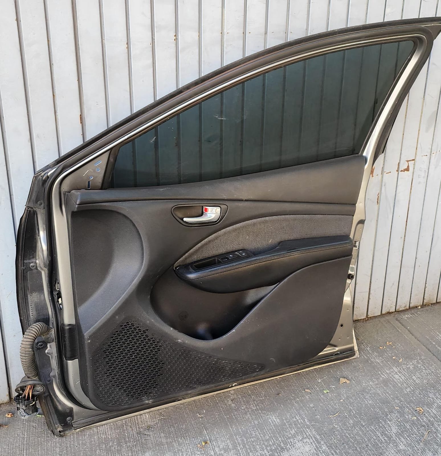 WhatsApp Image 2026-06-13 at 12.51.17 PM (2) Puerta delantera derecha Dodge dart 2013/2016 - Image 3