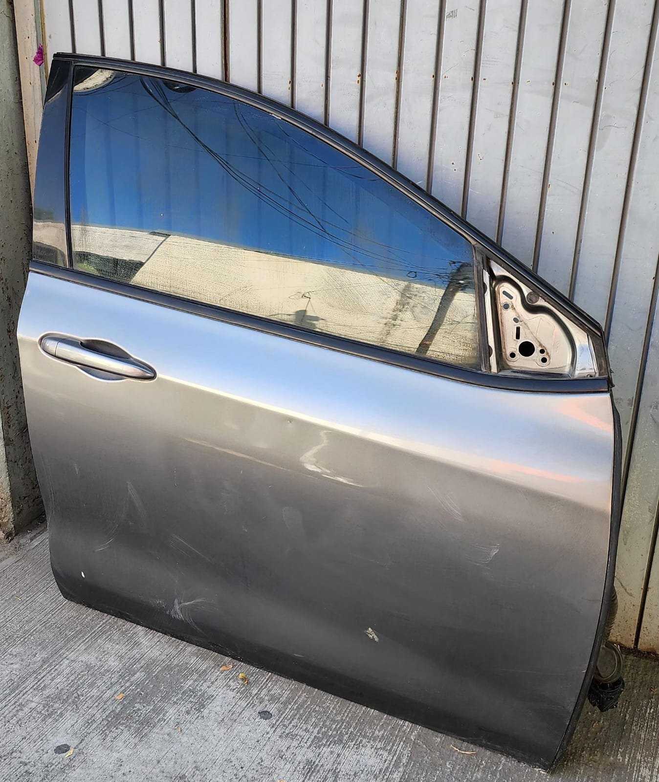 WhatsApp Image 2026-06-13 at 12.51.17 PM (3) Puerta delantera derecha Dodge dart 2013/2016 - Image 2