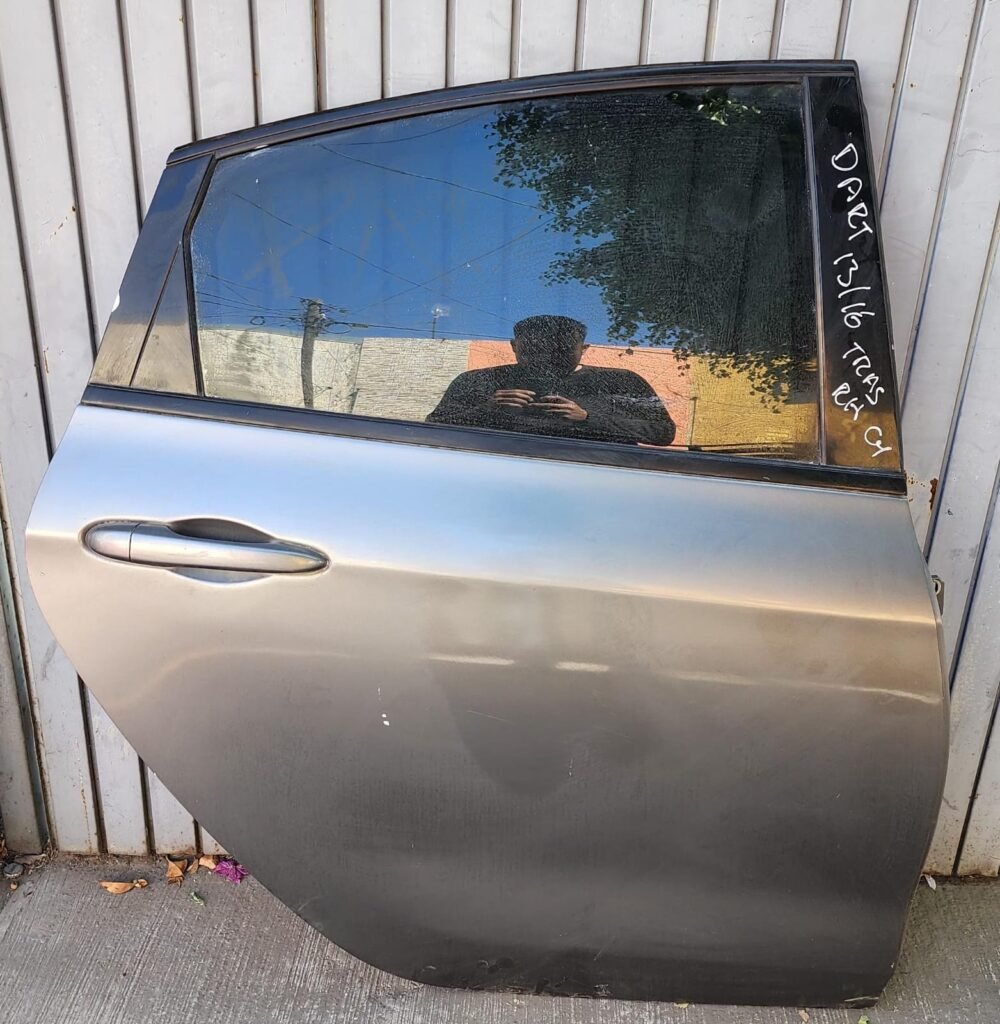Puerta tracera derecha Dodge dart 2013/2016