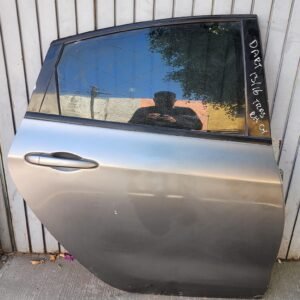 Puerta tracera derecha Dodge dart 2013/2016