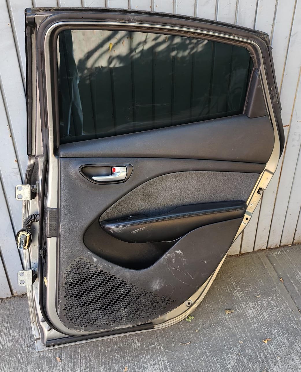 WhatsApp Image 2026-06-13 at 12.53.09 PM Puerta tracera derecha Dodge dart 2013/2016 - Image 4