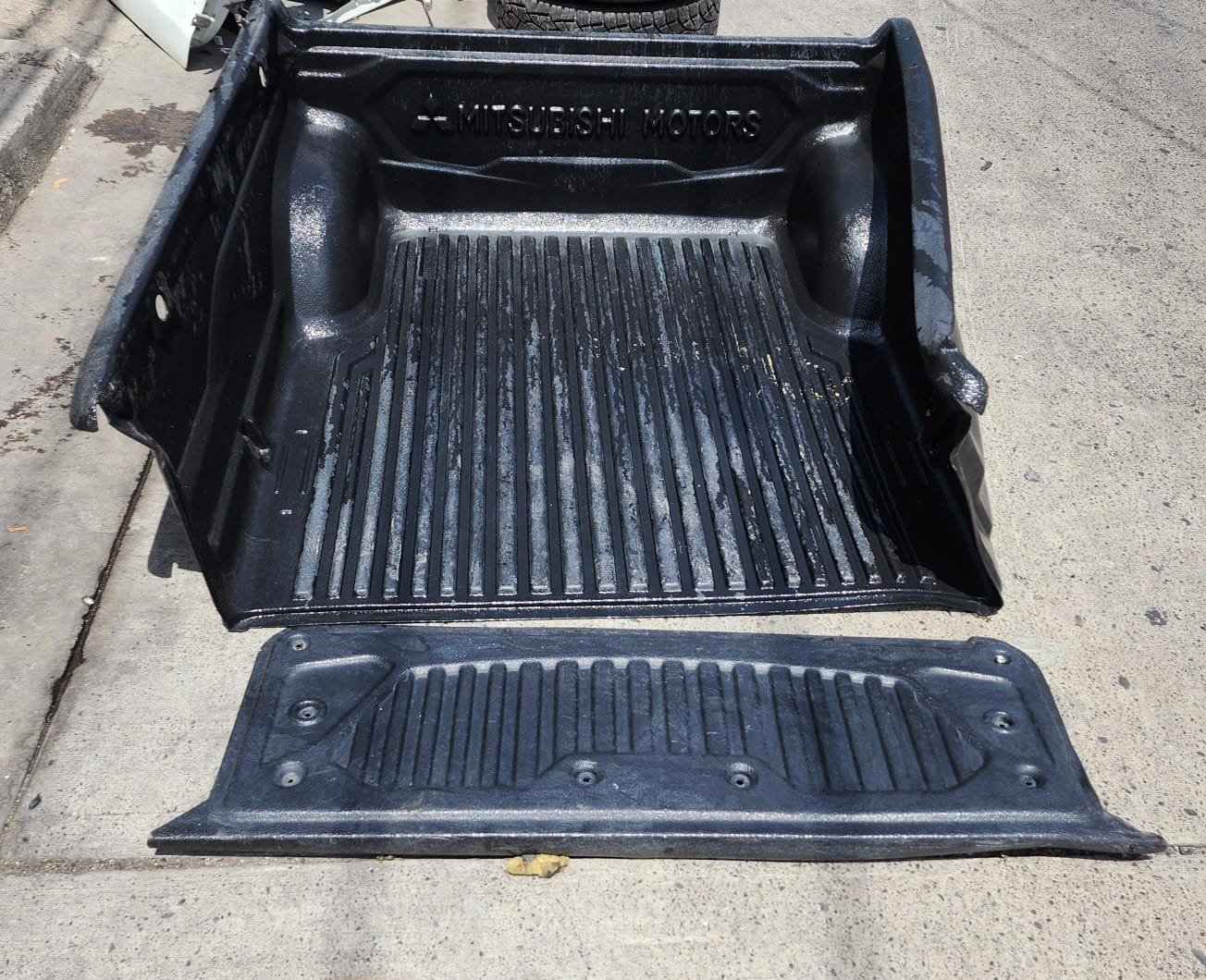 bedliner original mitsubishi l200 2016–2019 con cubierta de tapa de batea bedliner original mitsubishi l200 2016–2019 con cubierta de tapa de batea