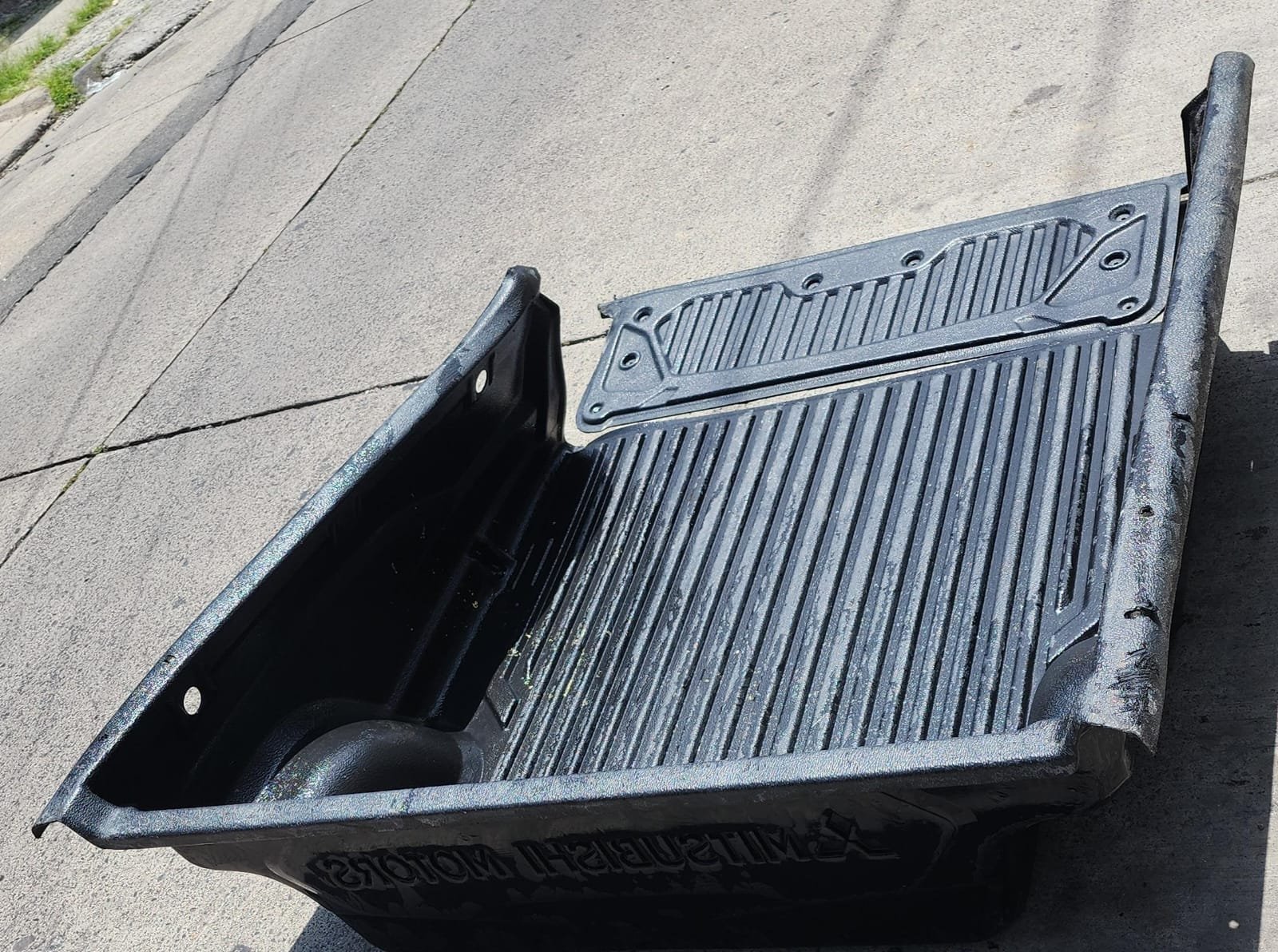 bedliner original mitsubishi l200 2016–2019 con cubierta de tapa de batea bedliner original mitsubishi l200 2016–2019 con cubierta de tapa de batea