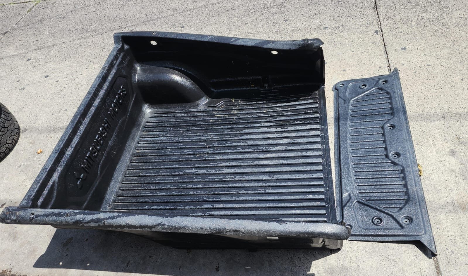 bedliner original mitsubishi l200 2016–2019 con cubierta de tapa de batea bedliner original mitsubishi l200 2016–2019 con cubierta de tapa de batea