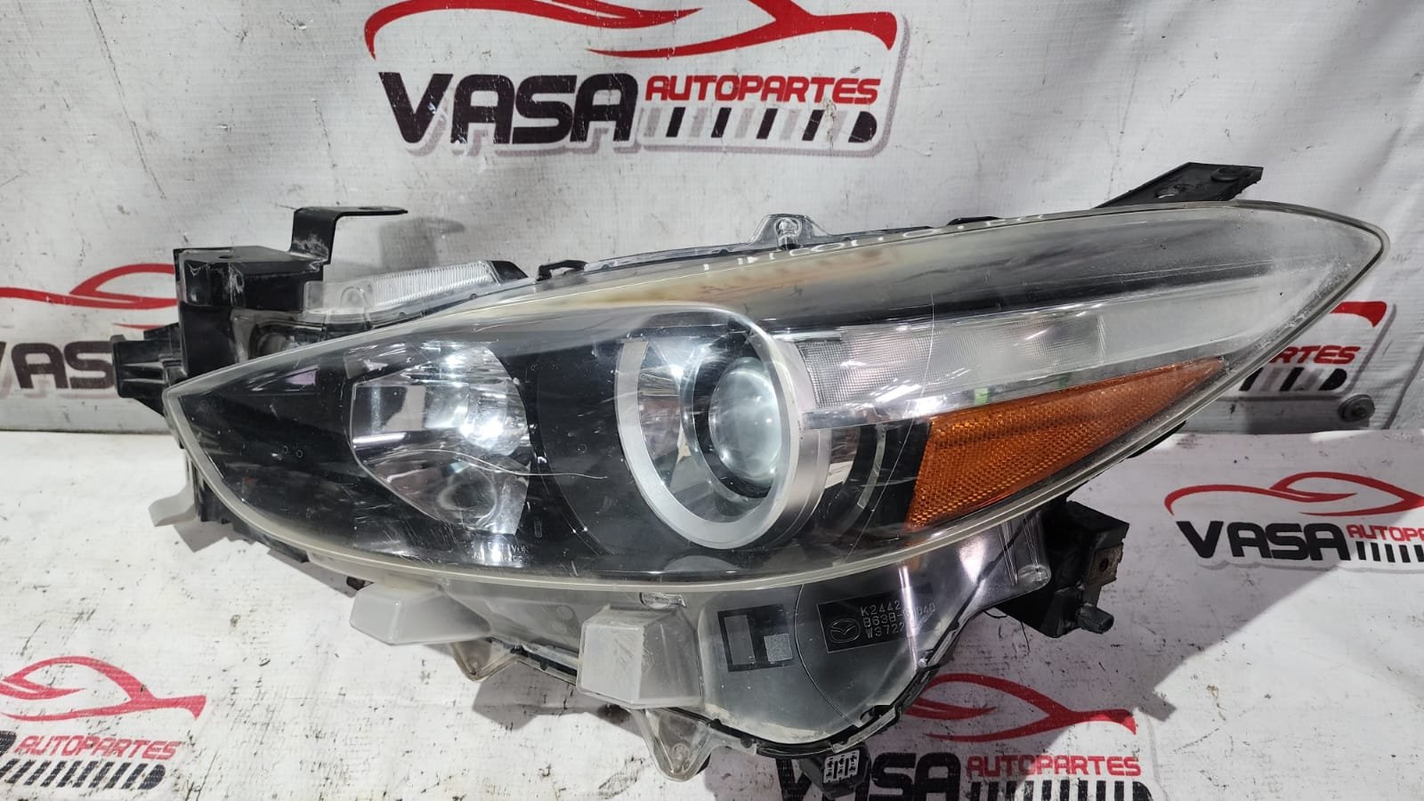faro izquierdo halógeno mazda 3 2017–2018 con detalle faro izquierdo halógeno mazda 3 2017–2018 con detalle