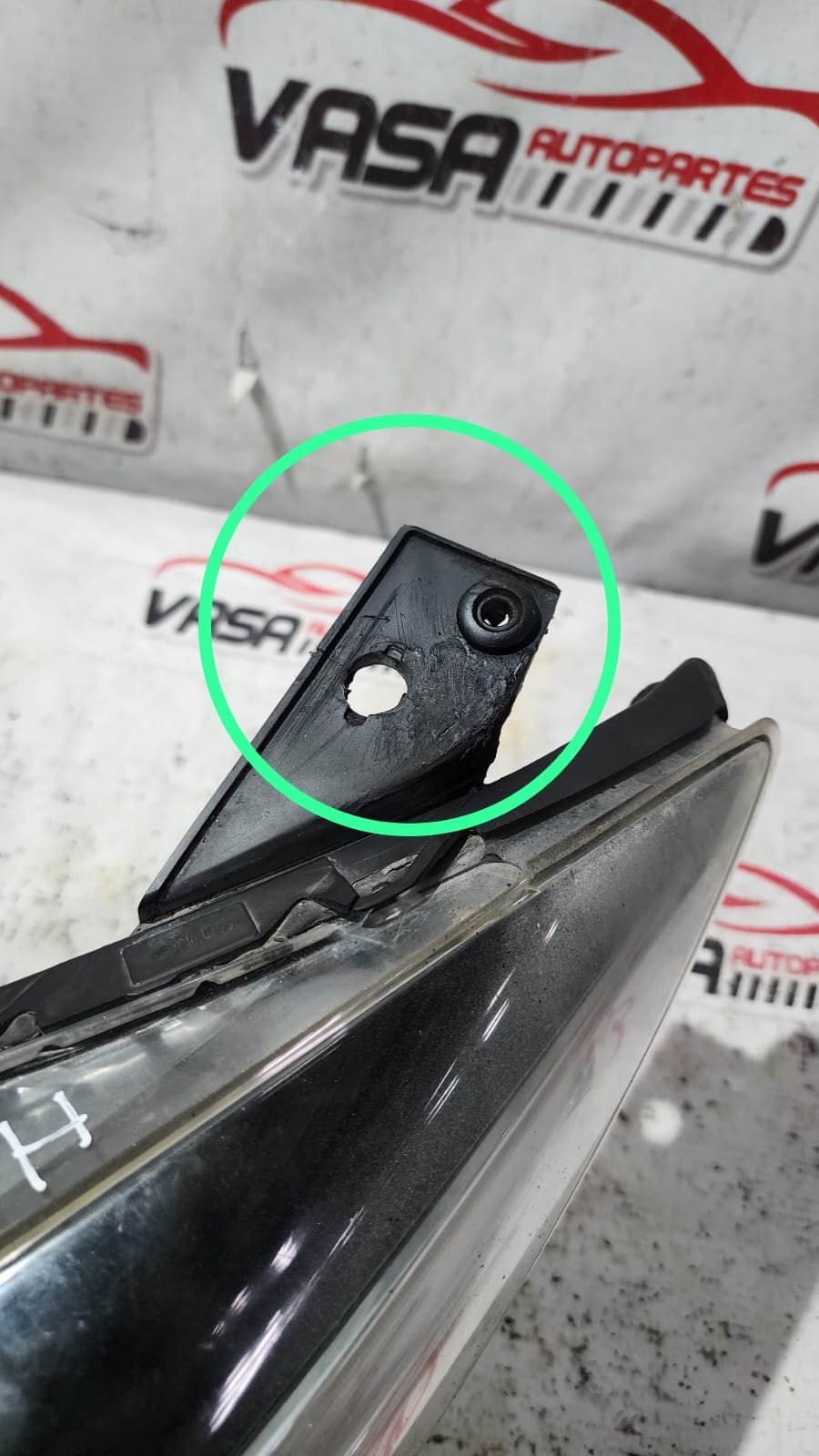faro izquierdo halógeno mazda 3 2017–2018 con detalle faro izquierdo halógeno mazda 3 2017–2018 con detalle