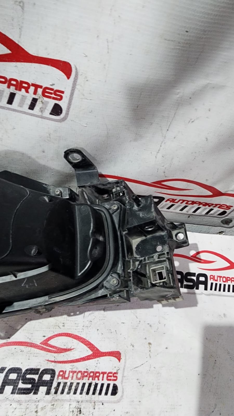 faro izquierdo halógeno mazda 3 2017–2018 con detalle faro izquierdo halógeno mazda 3 2017–2018 con detalle