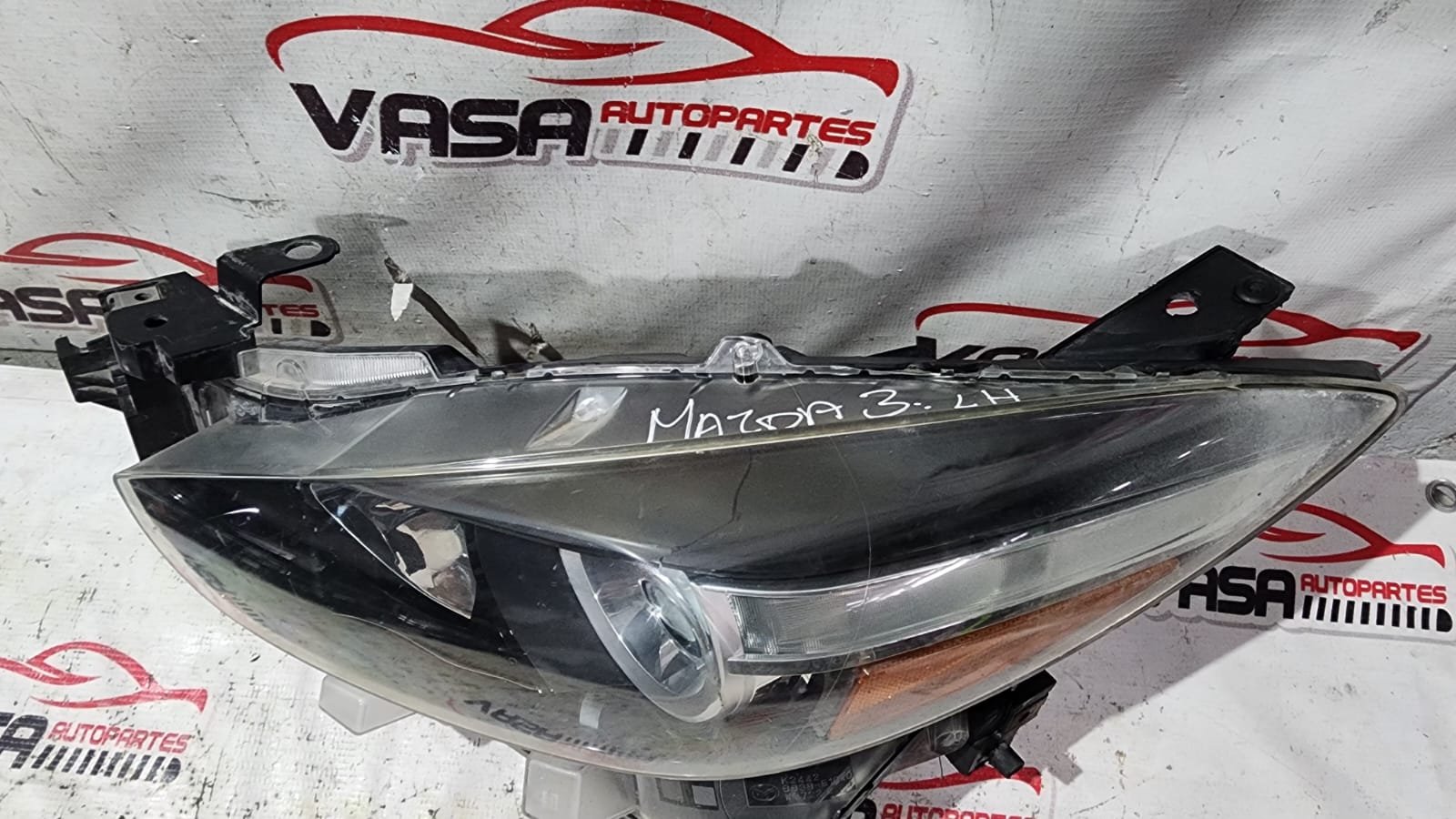 faro izquierdo halógeno mazda 3 2017–2018 con detalle faro izquierdo halógeno mazda 3 2017–2018 con detalle