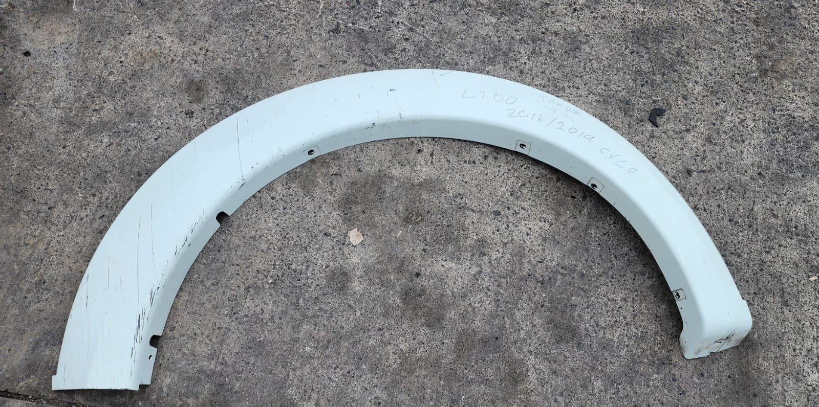 moldura arco costado trasero derecho mitsubishi l200 2016–2019 moldura arco costado trasero derecho mitsubishi l200 2016–2019