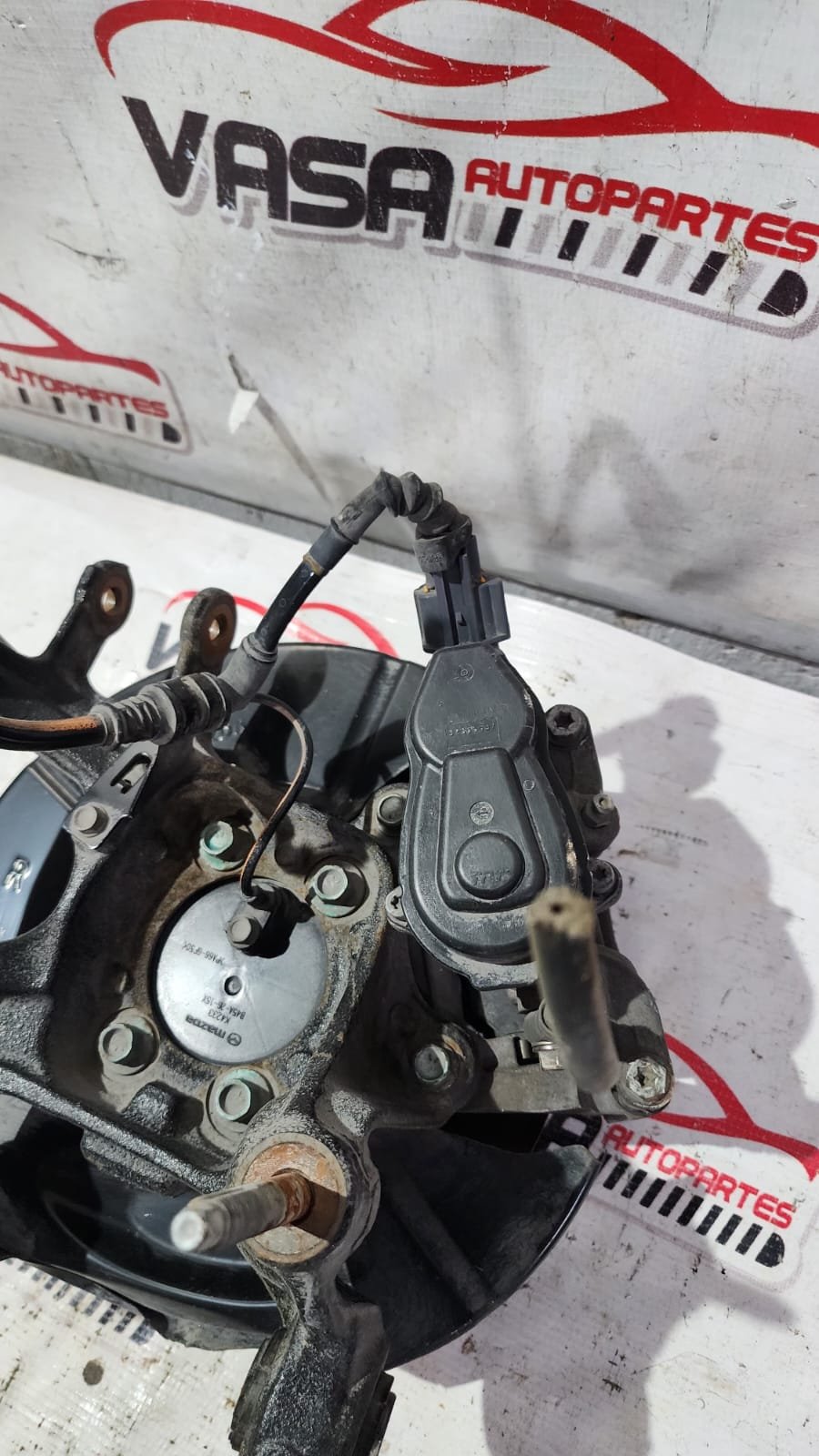 portamango trasero derecho mazda 3 2017–2018 con freno electrónico portamango trasero derecho mazda 3 2017–2018 con freno electrónico