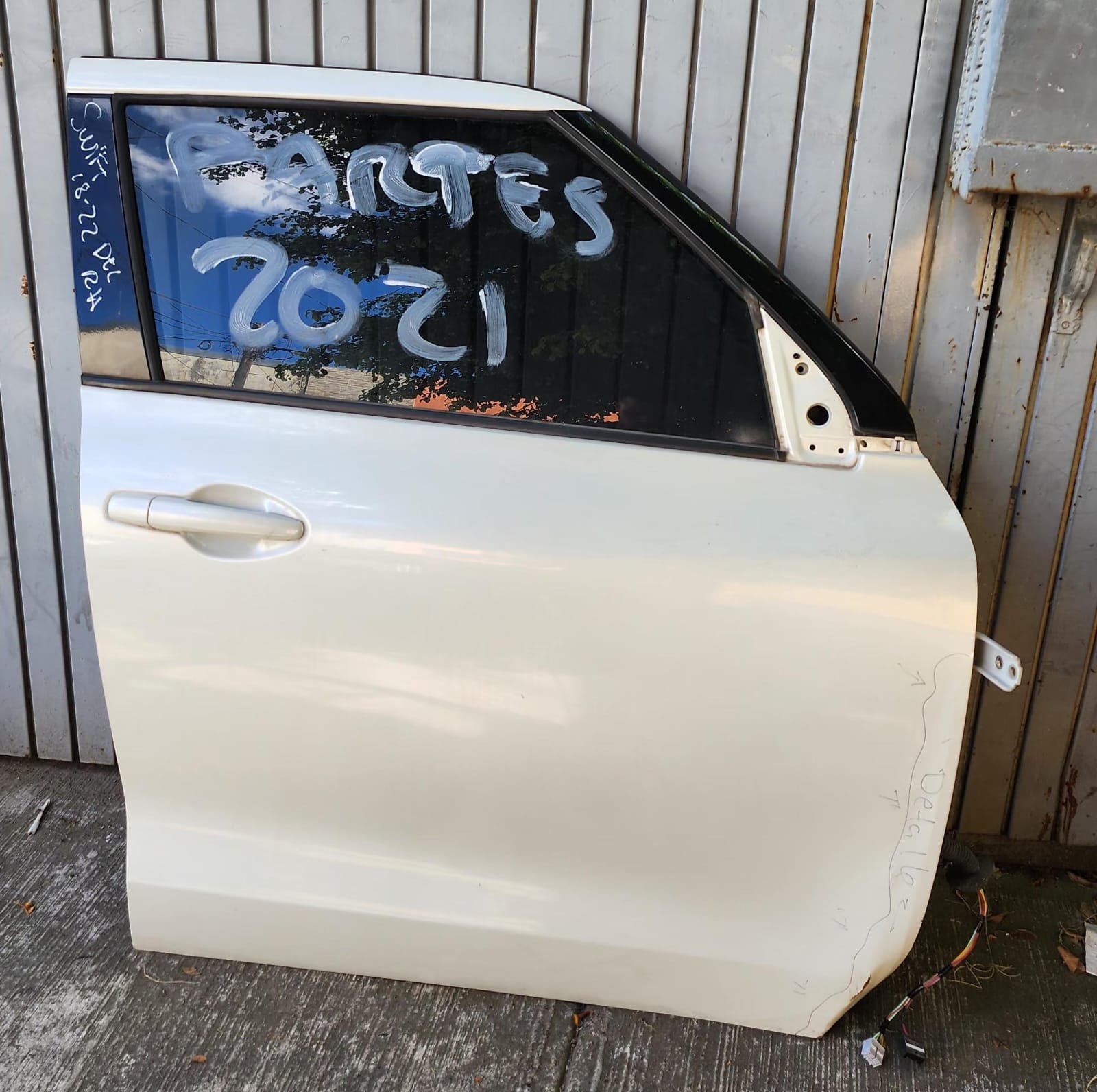 puerta delantera derecha con detalle suzuki swift 2018–2023 puerta delantera derecha con detalle suzuki swift 2018–2023
