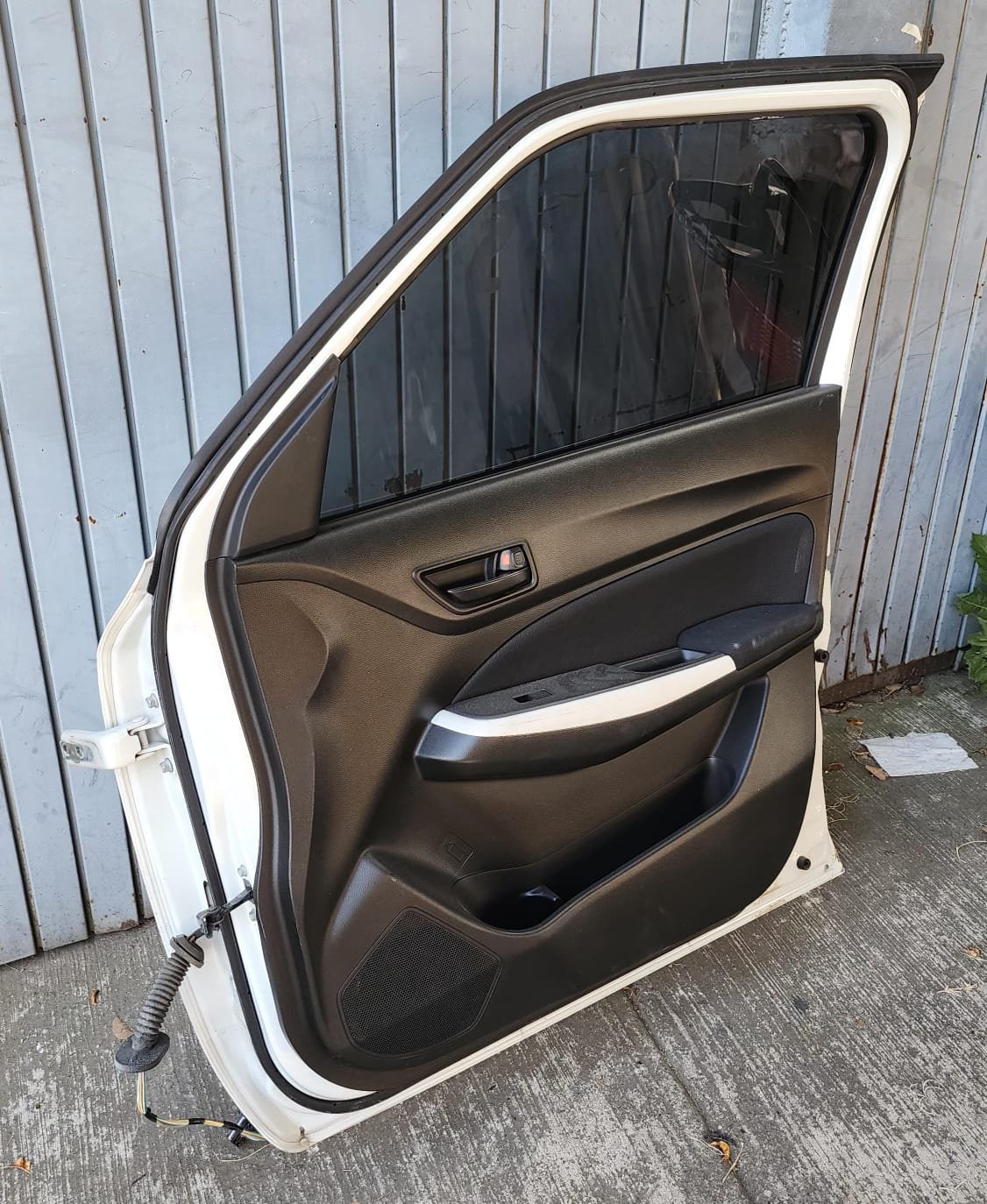 puerta delantera derecha con detalle suzuki swift 2018–2023 puerta delantera derecha con detalle suzuki swift 2018–2023