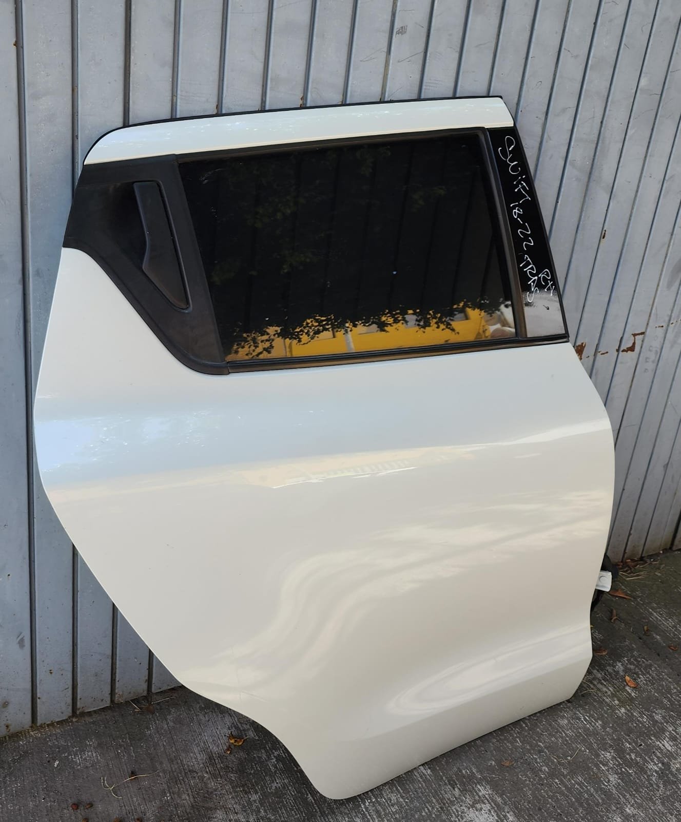 puerta trasera derecha completa suzuki swift 2018–2023 puerta trasera derecha completa suzuki swift 2018–2023