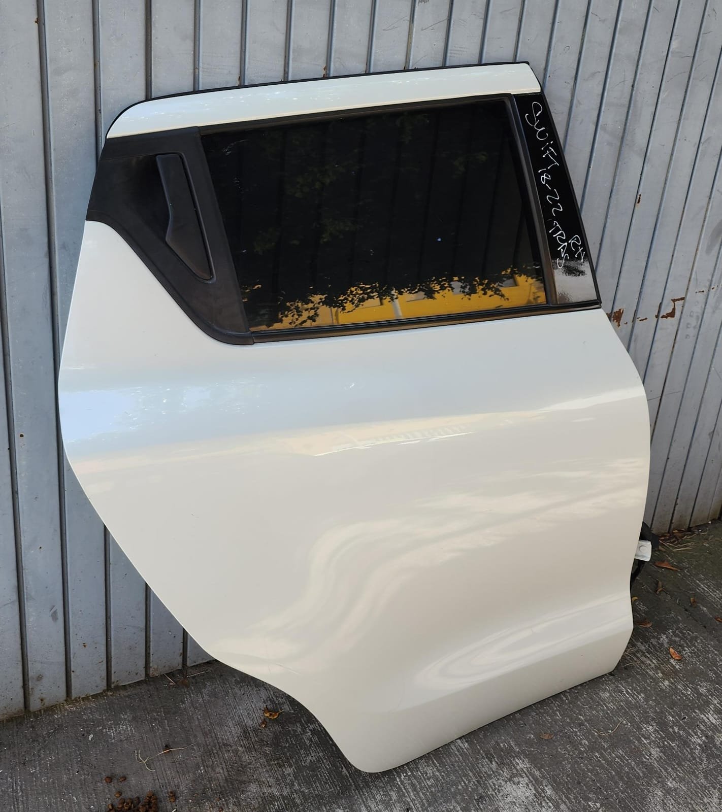 puerta trasera derecha completa suzuki swift 2018–2023 puerta trasera derecha completa suzuki swift 2018–2023