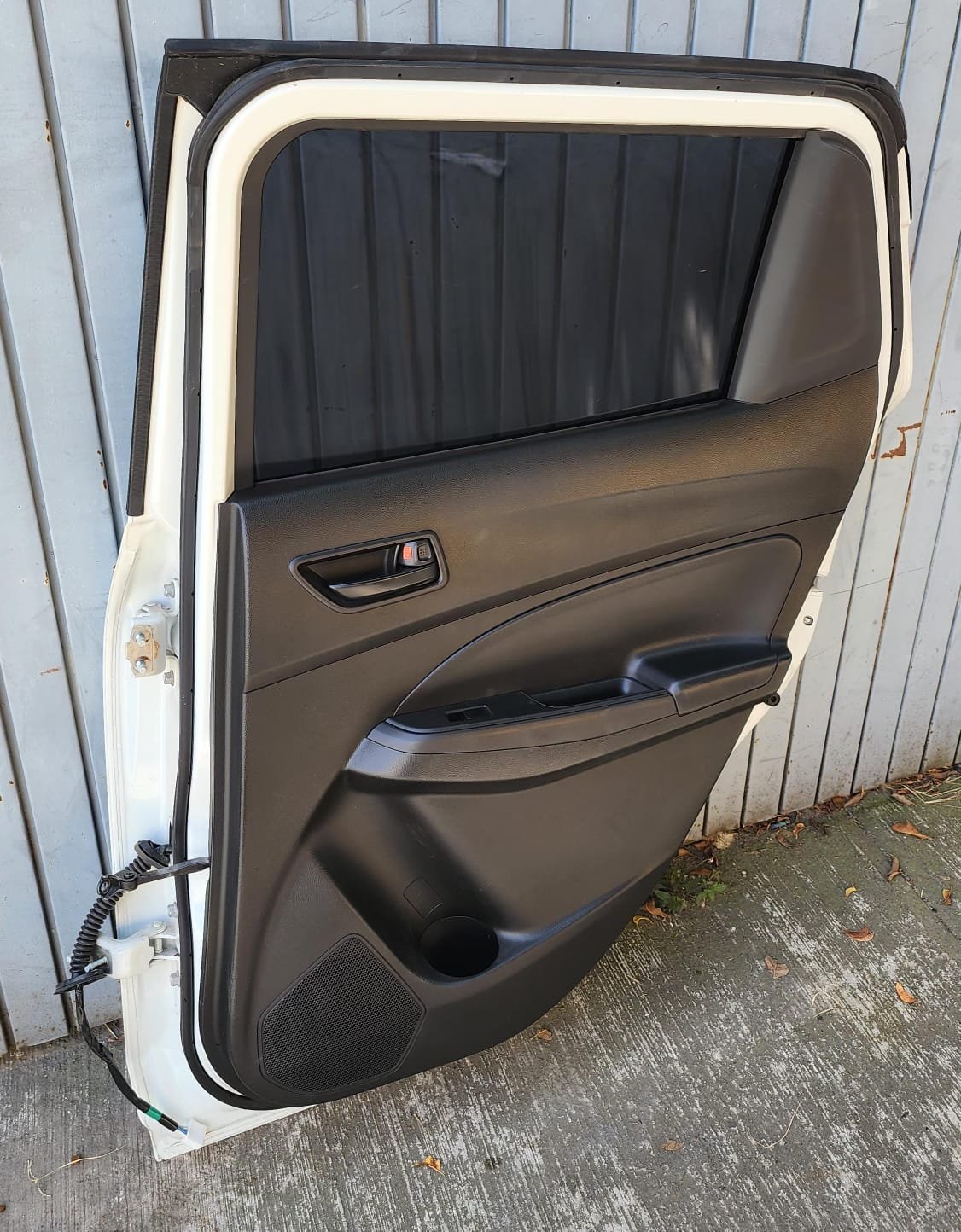 puerta trasera derecha completa suzuki swift 2018–2023 puerta trasera derecha completa suzuki swift 2018–2023