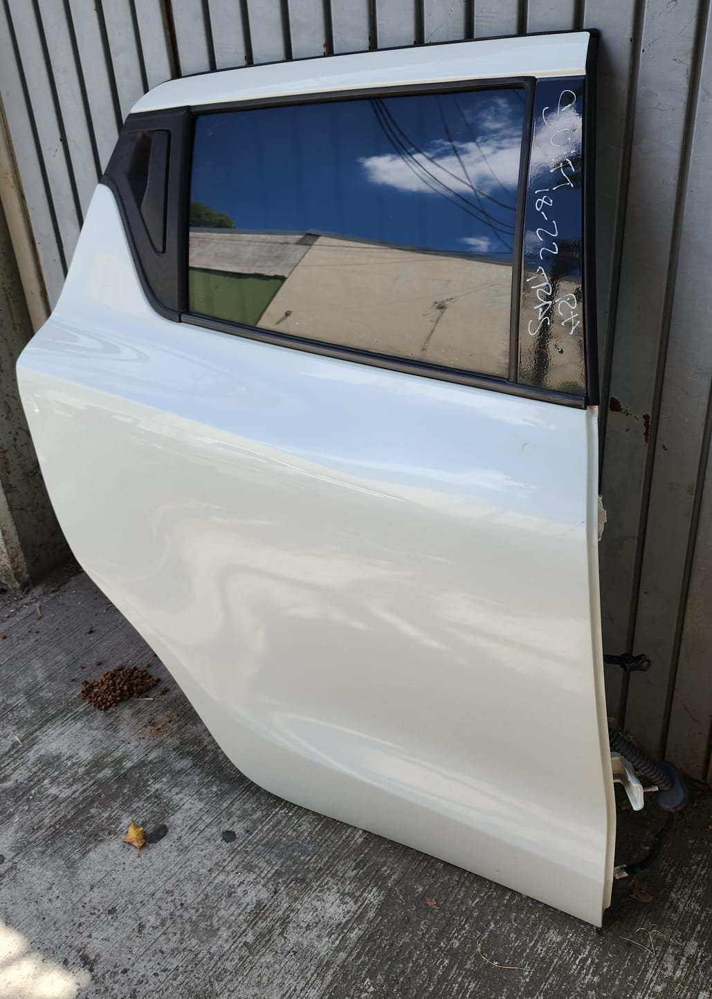 puerta trasera derecha completa suzuki swift 2018–2023 puerta trasera derecha completa suzuki swift 2018–2023