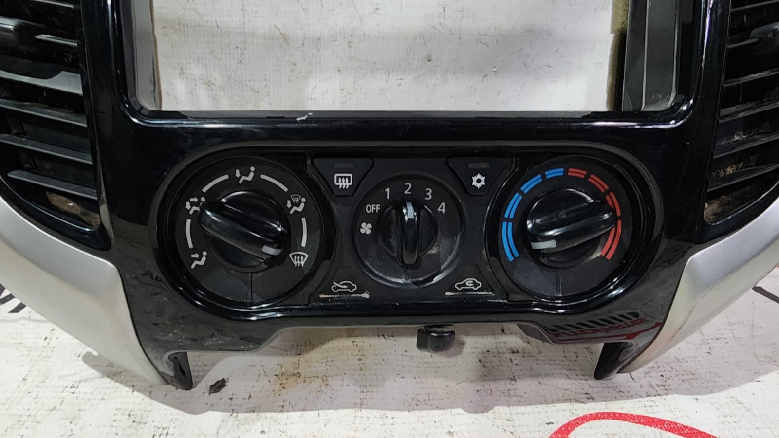 control de aire acondicionado mitsubishi l200 2016–2019 con bisel control de aire acondicionado mitsubishi l200 2016–2019 con bisel