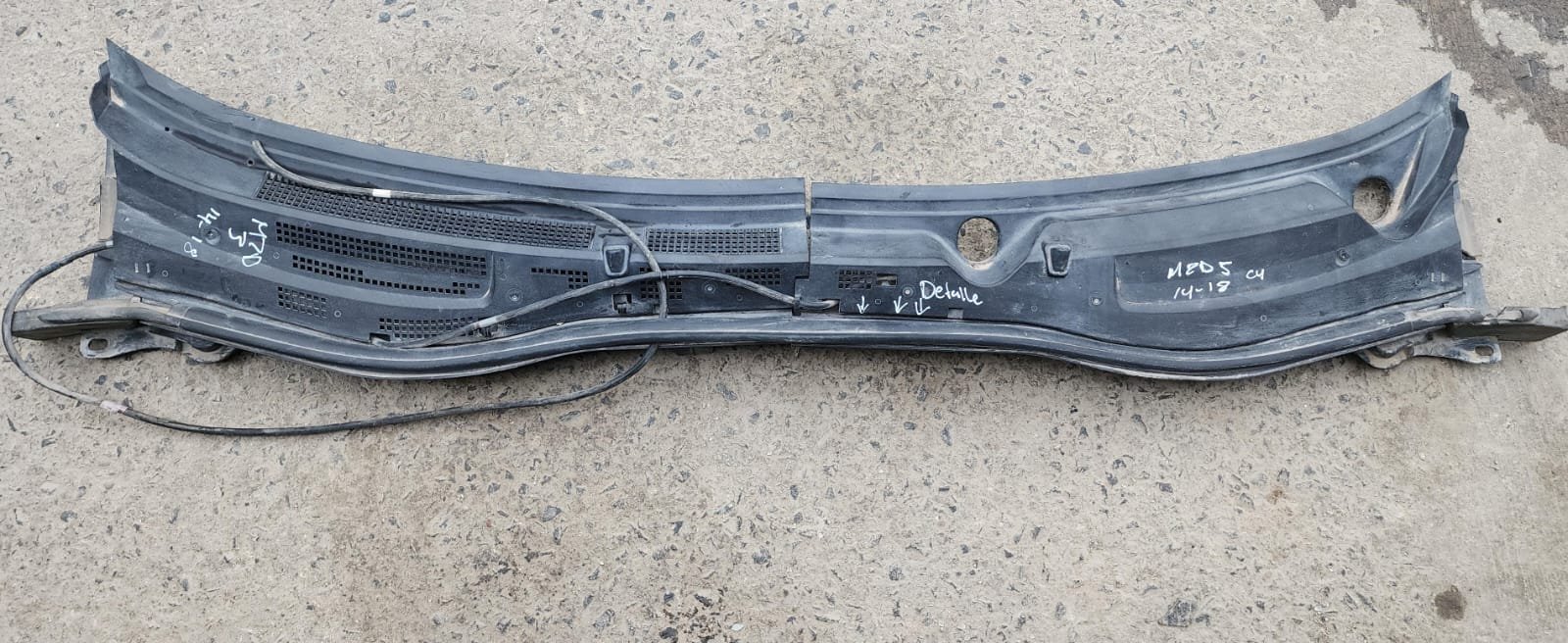 tolva de limpiaparabrisas completa mazda 3 2014–2018 con detalle tolva de limpiaparabrisas completa mazda 3 2014–2018 con detalle