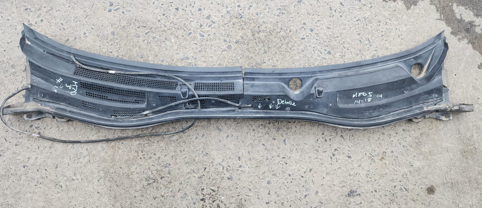 tolva de limpiaparabrisas completa mazda 3 2014–2018 con detalle tolva de limpiaparabrisas completa mazda 3 2014–2018 con detalle