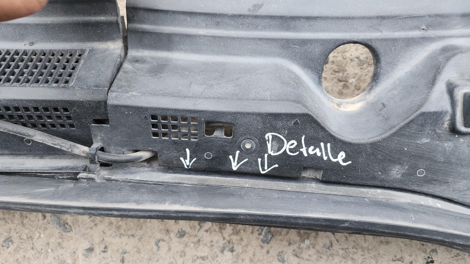 tolva de limpiaparabrisas completa mazda 3 2014–2018 con detalle tolva de limpiaparabrisas completa mazda 3 2014–2018 con detalle
