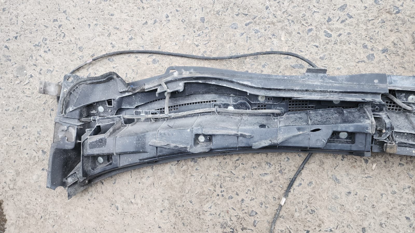 tolva de limpiaparabrisas completa mazda 3 2014–2018 con detalle tolva de limpiaparabrisas completa mazda 3 2014–2018 con detalle
