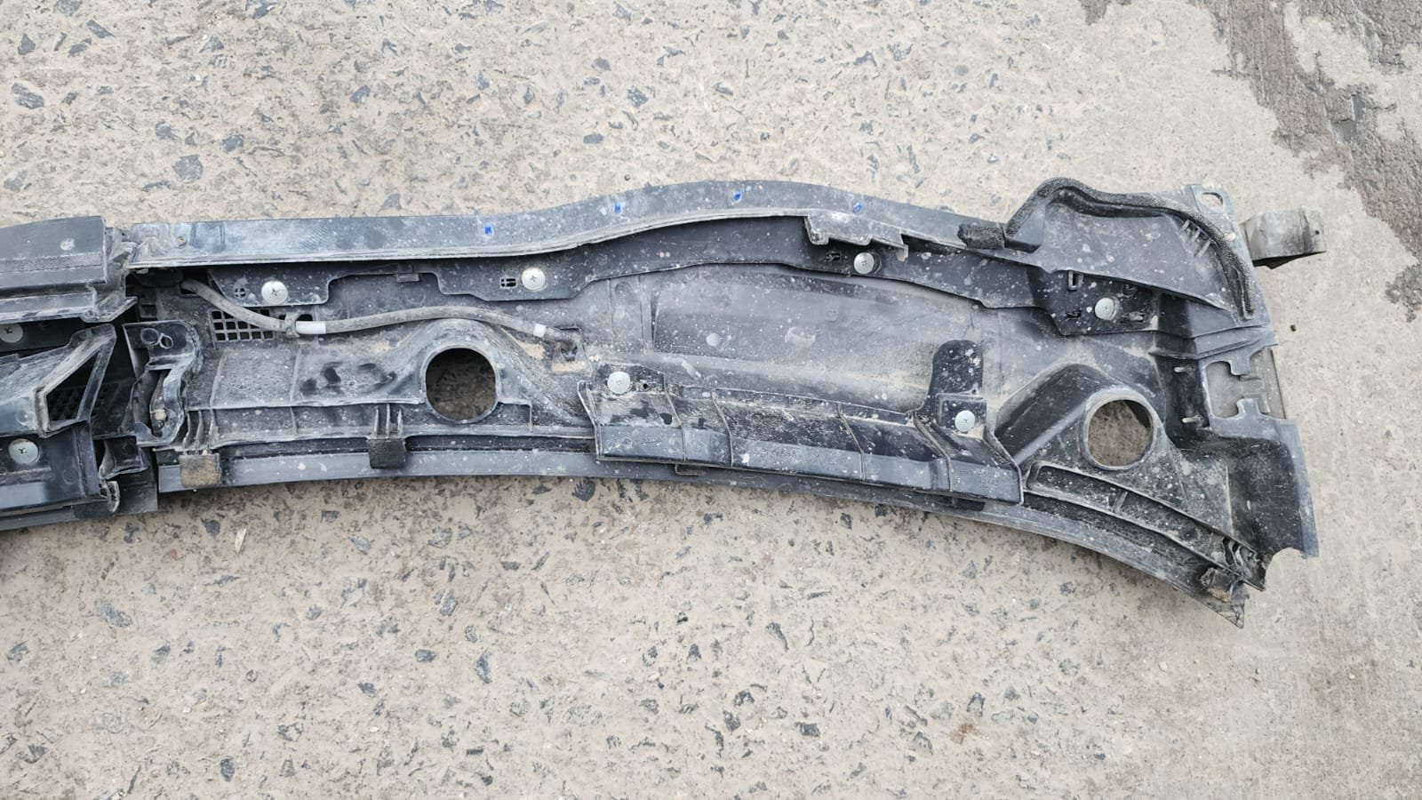tolva de limpiaparabrisas completa mazda 3 2014–2018 con detalle tolva de limpiaparabrisas completa mazda 3 2014–2018 con detalle