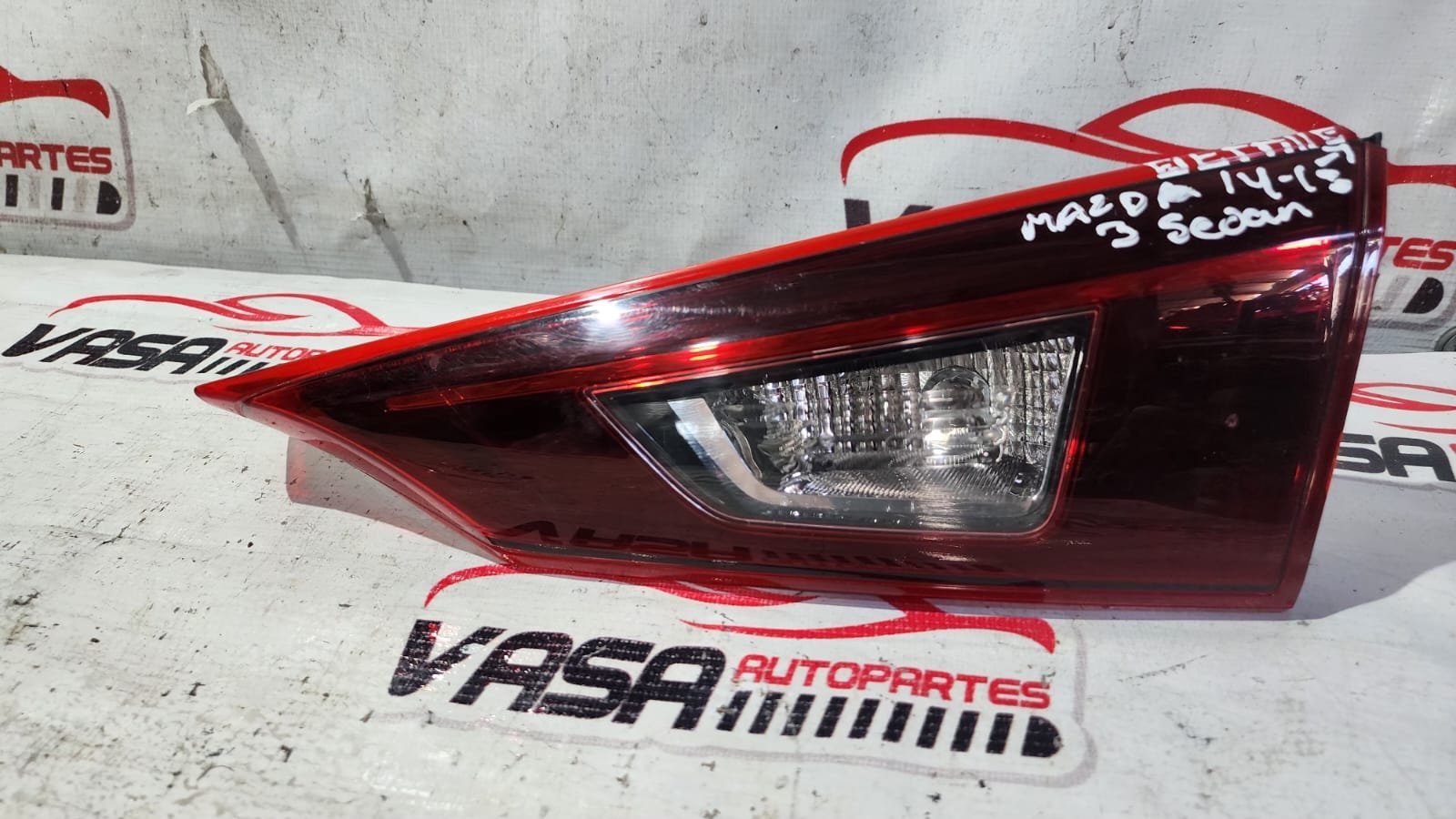 intercalavera derecha mazda 3 sedan 2015–2018 halógena con detalle intercalavera derecha mazda 3 sedan 2015–2018 halógena con detalle