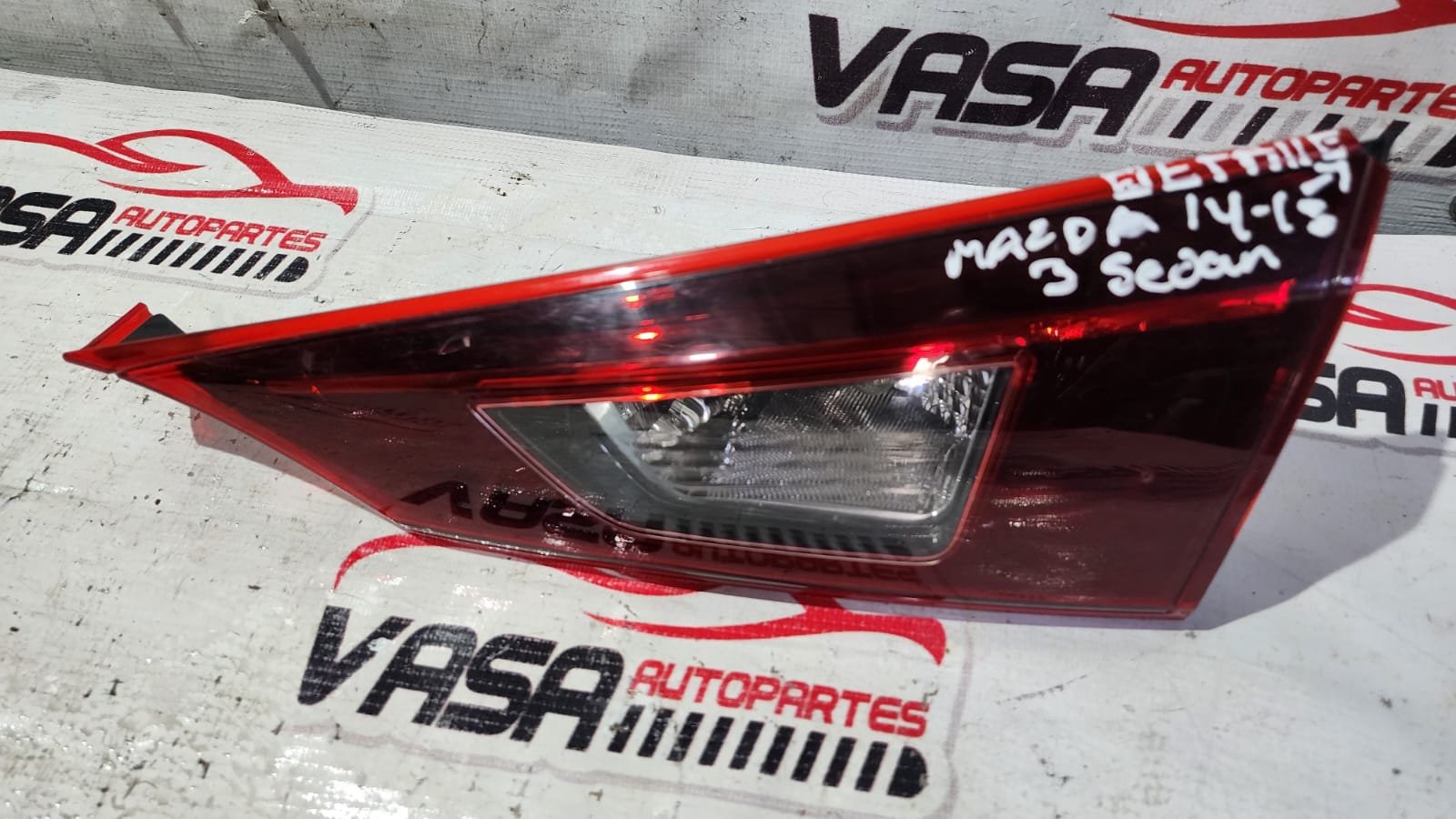 intercalavera derecha mazda 3 sedan 2015–2018 halógena con detalle intercalavera derecha mazda 3 sedan 2015–2018 halógena con detalle