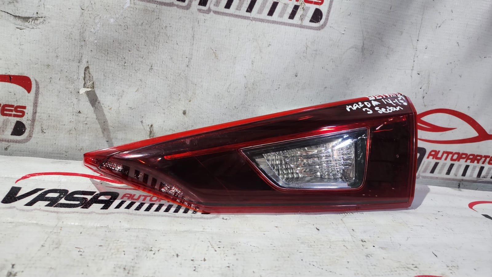intercalavera derecha mazda 3 sedan 2015–2018 halógena con detalle intercalavera derecha mazda 3 sedan 2015–2018 halógena con detalle